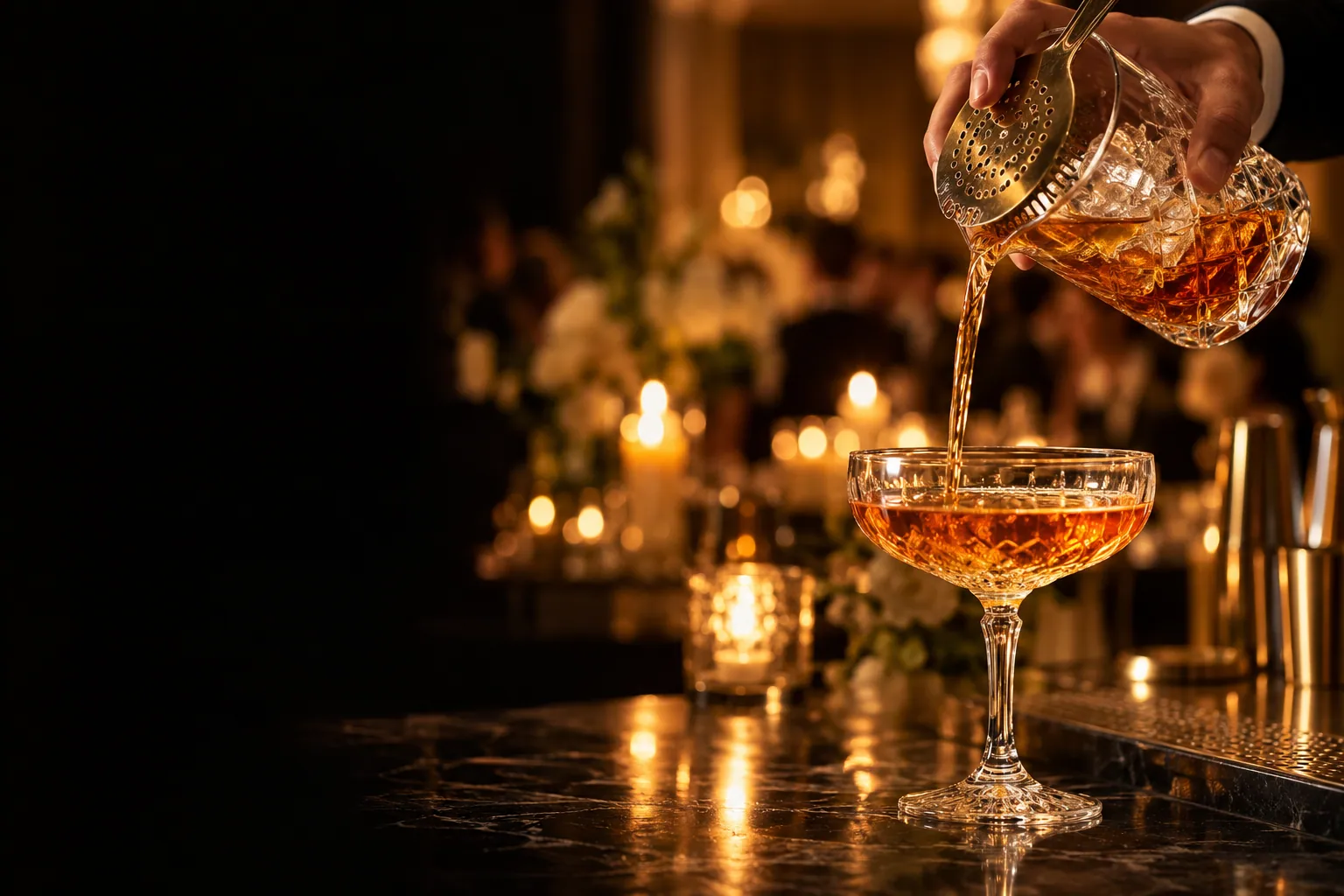 Coquetel âmbar servido em taça de cristal em uma celebração elegante